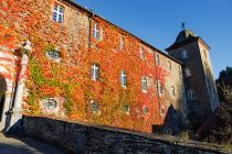 Burg in Attendorn - Herbstlaub an der Burgmauer. • © ummeteck.de - Silke Schön