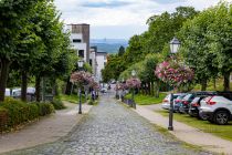 Auf dem Weg zum Schloss liegt ein altes Kopfsteinpflaster, dessen Länge ungefähr 100 Meter beträgt. Es ist den Radsportfans bekannt, denn beim jährlichen Radrennen "Rund um Köln" (RuK) gehört das Kopfsteinpflaster zu den Aufstiegen mit Bergwertung. Das kurze Stück hat ungefähr eine Steigung von 10%. • © ummeteck.de - Christian Schön