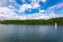 Idyllischer Biggesee - Gemeinsam mit der Listertalsperre bildet der Biggesee einen engen Wasserverbund und gehört in dieser Gruppierung zu einem der größten Stauseen in Deutschland.  • © ummeteck.de - Christian Schön