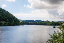 Der Diemelsee liegt gleich in zwei Bundesländern. Der nördliche Teil samt Staumauer gehört zu Marsberg in Nordrhein-Westfalen, der weitaus größere Teil gehört zum Ort Diemelsee in Hessen.  • © ummeteck.de - Christian Schön