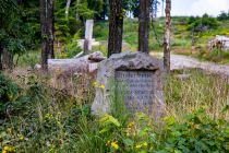 An Wanderparkplatz Brudertreue oberhalb von Drolshagen Richtung Dirkingen steht ein gleichnamiger Gedenkstein. Drei Brüder aus der Familie Schürholz gedenken hier ihrem 1906 verstorbenem Bruder Clemens, der diesen Ort besonders liebte.  • © ummeteck.de - Silke Schön