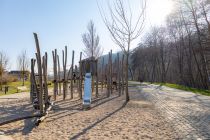 Klettern im Lennepark - Die größere Kids versuchen den Parcours an den Seilen zu erklettern.  • © ummeteck.de - Silke Schön