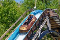 Ja, im Wild River wirst Du nass. Nicht umsonst werden rechts neben dem Eingang zur Wasserbahn Regenschutze verkauft.  • © ummeteck.de - Christian Schön