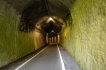 Beleuchteter Fahrradtunnel - Der Hohenhainer Tunnel  wird tagsüber beleuchtet. Etwas spooky wirkt er aber dennoch, kühl ist es auch im Tunnel.  • © ummeteck.de - Silke Schön