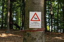 Spaziergänger halten sich besser an den Tipp auf dem Schild: Achtung, fliegende Menschen. • © ummeteck.de - Silke Schön