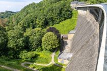 Staumauer Agger in Gummersbach - Die wesentlichen Zuflüsse in die Aggertalsperre sind die Rengse sowie die Genkel. Oben an der Staumauer liegt das Thai-Restaurant SinThorn. • © ummeteck.de - Christian Schön