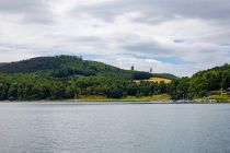 Der Hennesee gehört dem Ruhrverband und dient der Sicherstellung der Wasserversorgung, dem Hochwasserschutz, der Energiegewinnung aus Wasserkraft, seit 2016 der lokalen Trinkwasserversorgung und natürlich ist die Talsperre ein beliebtes Naherholungsgebiet.  • © ummeteck.de - Christian Schön