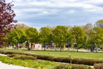 Spielen mitten im Grünen - Der größte Spielplatz im Neuland-Park von Weitem. • © ummeteck.de - Christian Schön