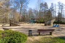 Der Spielplatz für die Kinder liegt direkt neben der Brücke, die im Jahr 2012 eingeweiht wurde. • © ummeteck.de - Christian Schön