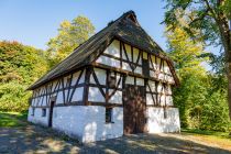 Innen kannst Du Dir vorstellen, wie die Bauern in der Region im 19. Jahrhundert lebten. Während einer Führung durch das Fachwerkhaus, das Backhaus und den Bauerngarten erfährst Du alles Wissens- und Erlebenswerte.  • © ummeteck.de - Silke Schön