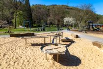 Es gibt viele Spielgeräte sowie diesen Wasserspielplatz. • © ummeteck.de - Silke Schön