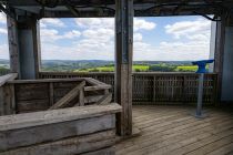 Ganz oben am Aussichtsturm Auf dem Lindchen - Das ist die Aussichtsplattform mit Fernsicht-Möglichkeit. • © ummeteck.de - Silke Schön