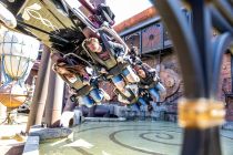 Für den F.L.Y. Coaster gab es ein für das Phantasialand ungewöhntliches Opening am 17. September 2020. Die Testfahrten begannen im Februar 2020 nach etwa vierjähriger Bauzeit des gesamten Rookburgh Komplexes. Die sonst traditionell im April stattfindende Eröffnung neuer Attraktionen fiel coronabedingt ins Wasser und so gab es im September ein Soft Opening.  • © ummeteck.de - Christian Schön