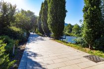 Lennepromenade mit Waterkant - In Plettenberg im Märkischen Kreis hast Du die Gelegenheit, an der Lenne entlangzuflanieren.
 • © ummeteck.de - Silke Schön