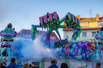 Robotix auf der Allerheiligenkirmes 2022 in Soest - Aber Robotix dreht sich nicht nur (auch kopfüber), er steht auch schon mal gerne und lässt Dich seeeehr langsam wieder herunter.  • © ummeteck.de - Christian Schön