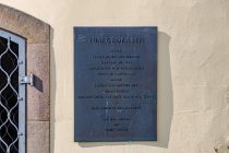 Tafeln am Dicken Turm in Siegen - Zum Gedenken an die Kriegsopfer befindet sich im Inneren seit 1959 eine Gedenkstätte. • © ummeteck.de - Christian Schön