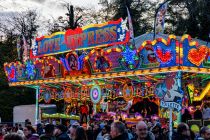 Immer beliebt auf einer Kirmes: die Berg- und Talfahrt, oder auch Raupe genannt. Diese heißt Love Express und gehört zum Schausteller Kreft. • © ummeteck.de - Christian Schön