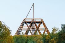 Der Spurwerkturm des Künstlers Jan Bormann ist circa 20 Meter hoch. Er wurde im Jahr 2000 auf dem Gelände der ehemaligen Zeche errichtet und besteht aus 1.000 Metern Spurlatten (das sind Balken in einem Bergbau-Schacht, an denen Förderkörbe entlang geführt werden). • © ummeteck.de - Christian Schön