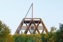 Ehemalige Zeche Waltrop - Spurwerkturm - Der Spurwerkturm des Künstlers Jan Bormann ist circa 20 Meter hoch. Er wurde im Jahr 2000 auf dem Gelände der ehemaligen Zeche errichtet und besteht aus 1.000 Metern Spurlatten (das sind Balken in einem Bergbau-Schacht, an denen Förderkörbe entlang geführt werden). • © ummeteck.de - Christian Schön