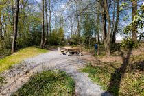 Schöne Rastgelegenheit - Nett gemacht und an einem idyllisch-schattigen Plätzchen sind die Sitzbänke mit Tisch. • © ummeteck.de - Christian Schön