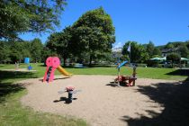Spielfreude in Wiehl - Die Kids findest Du derweil auf dem Spielplatz im Freibad. Einem bunten Sommer-Nachmittag steht nichts mehr im Wege! • © FSW Wiehl