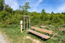 Einige Sitzgelegenheiten finden sich zum Beispiel an dem Wildgehege des Muffelwilds. Am Wildpark kommst Du automatisch vorbei, wenn Du den Waldklimapfad gehst. • © ummeteck.de - Silke Schön