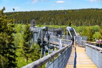 Die Panoramabrücke hält, was sie verspricht. Die Aussicht auf Wälder und auf Winterberg ist klasse. • © ummeteck.de - Christian Schön