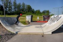 Der Platz bietet eine Halfpipe, eine Rampe und auf der Treppe kannst Du Dich ebenfalls ausprobieren. Die Halfpipe ist schön "dekoriert".  • © ummeteck.de - Silke Schön