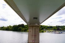 So sieht es dann aus, wenn man mit einem Schiff unter der Talbrücke Sondern hindurchfährt. • © ummeteck.de - Christian Schön