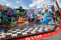 Break Dance No. 1 (Bonner) - Kirmes Fahrgeschäft - Der rote STOP-Bereich macht übrigens Sinn, den also nicht betreten. • © ummeteck.de - Christian Schön