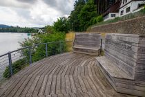 Aussichtsplattform Diemelsee - Eine kleine Aussichtsgelegenheit an der Pension Diemelkroon. • © ummeteck.de - Christian Schön