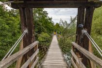 Länge der Hängebrücke - Die Brücke ist 33 Meter lang, fünf Meter hoch und etwa einen Meter breit. Ihre Erbauung wird auf das Jahr 1860 datiert. Gut zu wissen: Die Brücke wackelt beim drüberlaufen! • © ummeteck.de - Silke Schön