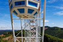 Aussicht Riesenrad Fort Fun - Die Aussicht aus dem 44 Meter hohen Riesenrad, gepaar mit der Seehöhe von 598 Metern, über das gesamte Parkareal und die Wälder des Hochsauerlandes ist wirklich beeindruckend.  • © ummeteck.de - Christian Schön