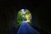 Ausgang Tunnel - Und der Blick zum Ausgang. Tipp: Nur wenige hundert Meter entfernt an der Kleintirolstraße liegt ein kleiner Biergarten. • © ummeteck.de - Silke Schön