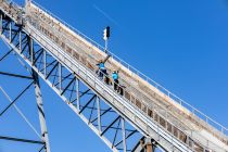 Mattenschanzen sind im Sommer-Training unerlässlich. Da es keine Aufstiegshilfe auf den 30 Meter hohen Turm gibt, laufen die Sportler. • © ummeteck.de - Christian Schön