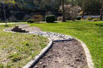 Barfußweg im Kurpark Morsbach - Nebenan sind ein paar Meter Barfussweg angelegt. Links daneben ist eine "Insektentankstelle", also ein Stück Rasen, auf dem im Sommer Wildblumen wachsen. • © ummeteck.de - Silke Schön