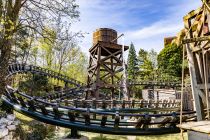 Viel Schwung - Am Ausgangsbereich liegt diese Spirale. Rechts daneben befindet sich der "kleine" Freefall-Tower Tikal. • © ummeteck.de - Christian Schön