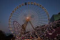 Riesenrad Weihnachtsmarkt Essen 2022 - Besonders hübsch ist das Riesenrad am Abend, wenn die 98.000 LED-Birnen in bunten Farben erstrahlen. • © ummeteck.de - Christian Schön