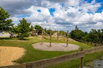 Spielplatz am Ettelsberg - Für die Kinder gibt es einen schönen Spielplatz, auch mit Holzspielgeräten. • © ummeteck.de - Christian Schön