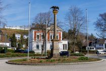 Siegessäule in Attendorn - Diese Siegessäule steht seit 1994 am Kreisverkehr an der Niedersten Straße. Die Inschrift lautet: "Zur Erinnerung an die glorreiche Zeit 1870-71". Erbaut wurde die Säule 1896, sie hatte verschiedene Standorte. Sie erinnert an die Zeit der deutschen Reichsgründung nach dem Deutsch-Französischen Krieg. Die Säule ist umstritten. • © ummeteck.de - Christian Schön