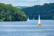 Bootfahren auf dem Biggesee - Auf dem Biggesee fahren nicht nur zwei Passagierschiffe ihre Rundfahrten, sondern auch jede Menge kleinere Boote und Schiffe.  • © ummeteck.de - Silke Schön