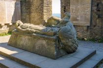 Kriegerdenkmal Burgruine Hohensyburg - Bilder - Das Kriegerdenkmal gedenkt den Toten aus dem Ersten Weltkrieg. Der dort liegende Stein-Soldat trägt eine entsprechende Uniform. An der Wand hängen Steintafeln, die an die Syburger Kriegsopfer aus zwei weiteren Kriegen hinweisen (Deutsch-Französischer Krieg von 1870/71 sowie Zweiter Weltkrieg). • © ummeteck.de - Christian Schön