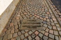 Ein Schild erinnert an den Verlauf der Stadtmauer vor dem Stadtbrand von 1838, zu finden auf der Hagener Straße in der Nähe des Marktplatzes, ungefähr Ecke Brückstraße. • © ummeteck.de - Silke Schön