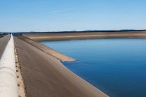 Steht im Stromnetz mehr Energie zur Verfügung, als benötigt wird, können die Maschinen im Kraftwerk auch im Pumpbetrieb arbeiten und Wasser wieder vom Unterbecken ins Oberbecken hochpumpen. • © ummeteck.de - Christian Schön