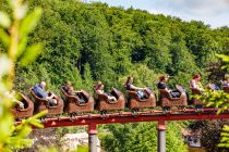 Devils Mine - Achterbahn im Fort Fun Abenteuerland - Devils Mine ist wie jede Achterbahn gut besucht. Bei Schlechtwetter allerdings fährt die Bahn auch schonmal mehrere Runden hintereinander.  • © ummeteck.de - Christian Schön