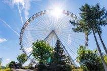 Wer mit dem Riesenrad im Fort Fun fahren kann - Gut zu wissen: Du brauchst eine Körpergröße von mindestens 70 Zentimetern, um mit dem Riesenrad fahren zu dürfen, bis 140 Zentimeter nur mit einer erwachsenen Begleitperson.  • © ummeteck.de - Christian Schön