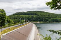 Der Steinschüttdamm staut 38,4 m³ Wasser, die Kronenlänge beträgt 376 Meter, die Kronenbreite liegt bei 10 Metern.
 • © ummeteck.de - Christian Schön