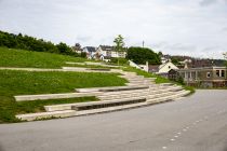 Wenn Du die Volme über die Brücke überquerst, kommst Du zu diesen Sitzgelegenheiten zum chillen oder picknicken. • © ummeteck.de - Silke Schön