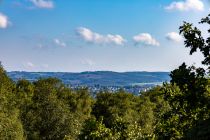 Aussicht vom Wienhagener Turm - Das ist die einzige weiterreichende Aussicht vom Wienhagener Turm. Die anderen drei Seiten sind durch die Bäume verdeckt. • © ummeteck.de - Silke Schön