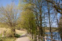 Der Weg ist asphaltiert und führt stets am Wasser entlang. • © ummeteck.de - Silke Schön